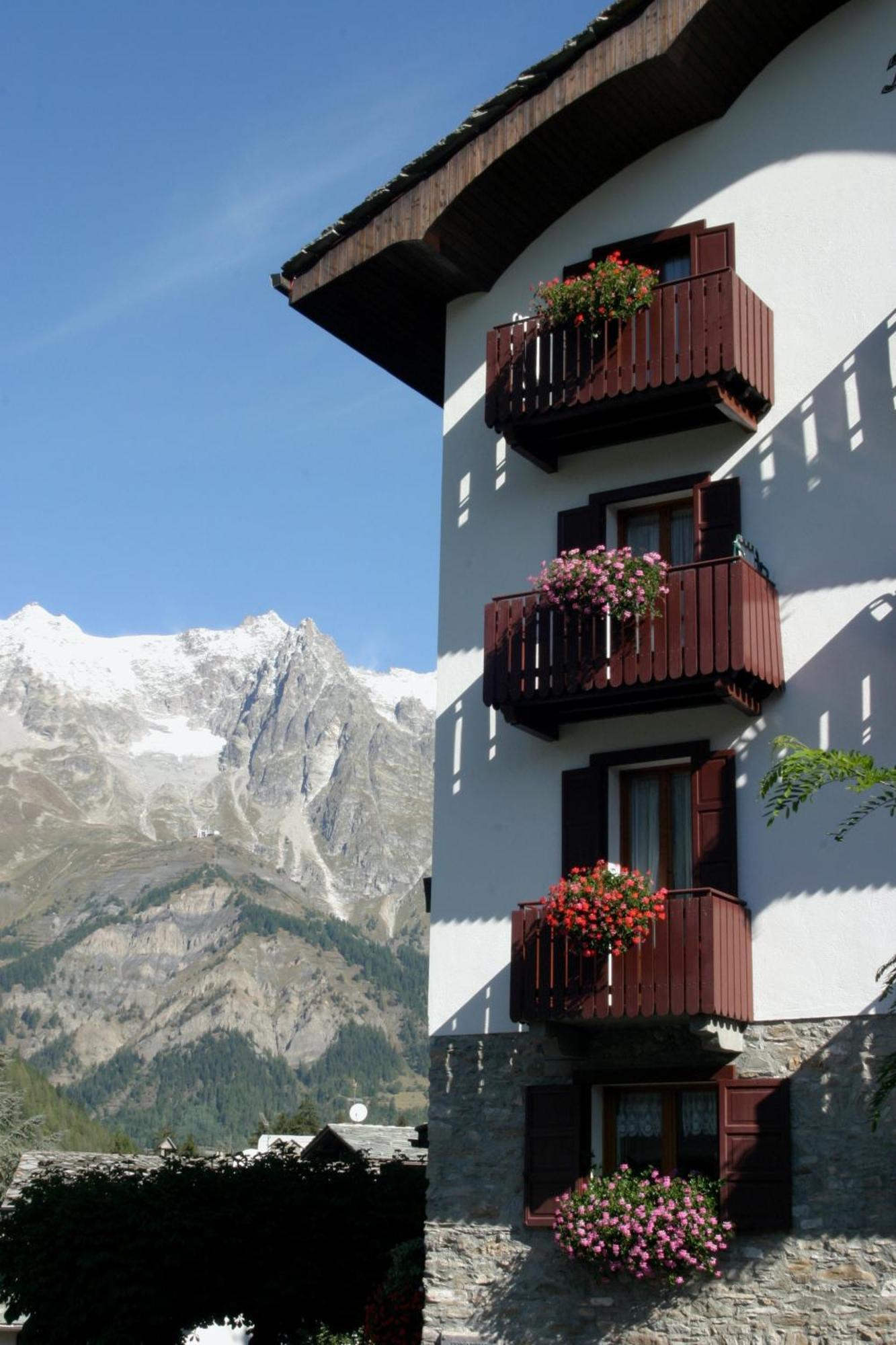 Hotel Berthod Курмайор Экстерьер фото